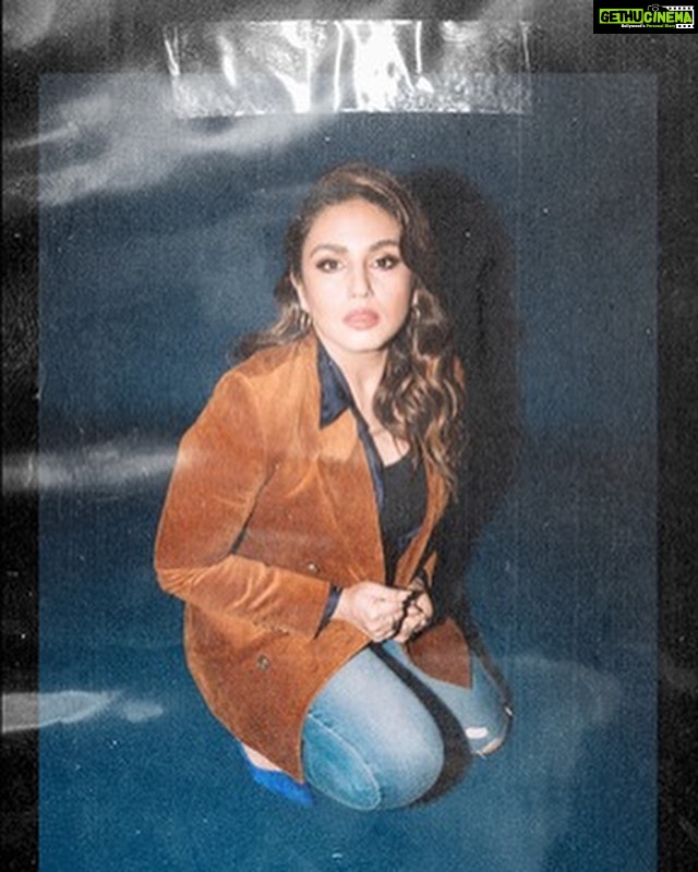 Huma Qureshi Instagram - Photo Dump #vibe #oldschool Shirt and blazer by: @massimodutti Shoes: @zara Styled by: @dhruvadityadave Assisted by: div_yaaaakshi Shot by: @themihirthakkar Hair by: @rakshandairanimakeupandhair Make up by: @ajayvrao721 Nails @itssoezi