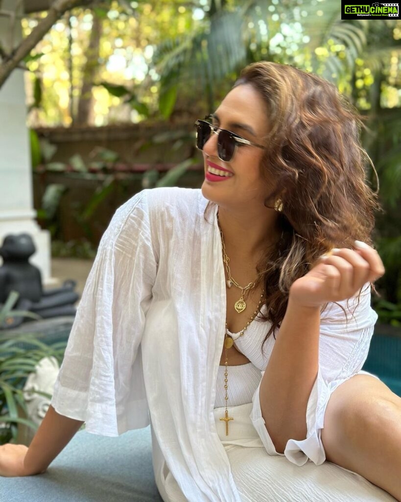 Huma Qureshi Instagram - When my BAE comes over … it makes my heart sing 🤍 (only coz she takes the best pics) Photo Credit - @aslisona @baaleresortgoa #Baaleresortgoa #LuxuryVillas #LuxuryatBaale @alphabetmedia