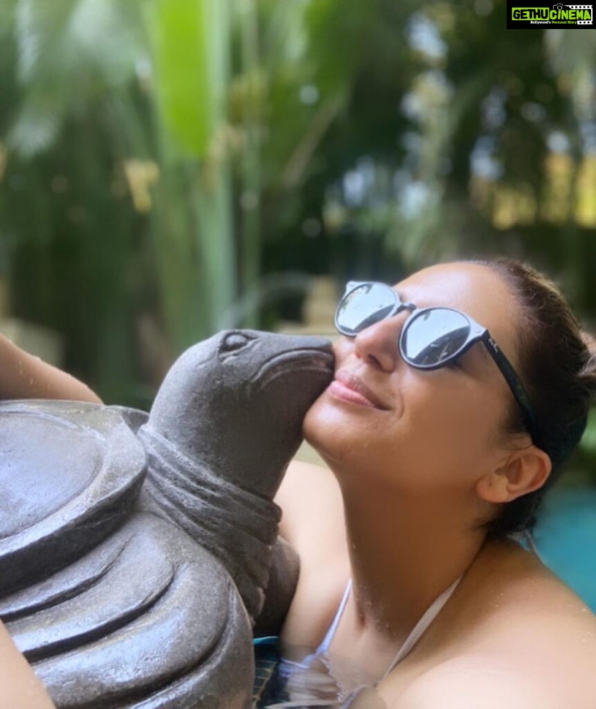 Huma Qureshi Instagram - Hanging with my new best friends… they are really nice .. plus I get to kiss some frogs 🐸 #peace #chill #goa @baaleresortgoa #Baaleresortgoa #LuxuryVillas #LuxuryatBaale @alphabetmedia