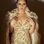 Huma Qureshi Instagram - When you love your outfit.. and can’t decide .. just post all the pictures ✨ Outfit - @abujanisandeepkhosla Jewellery- @anmoljewellers Shoes - @louboutinworld Makeup - @ajayvrao721 Hair - @hairbysanjanag Styled by - @who_wore_what_when Photography - @shauryakandwal Nails @soezi