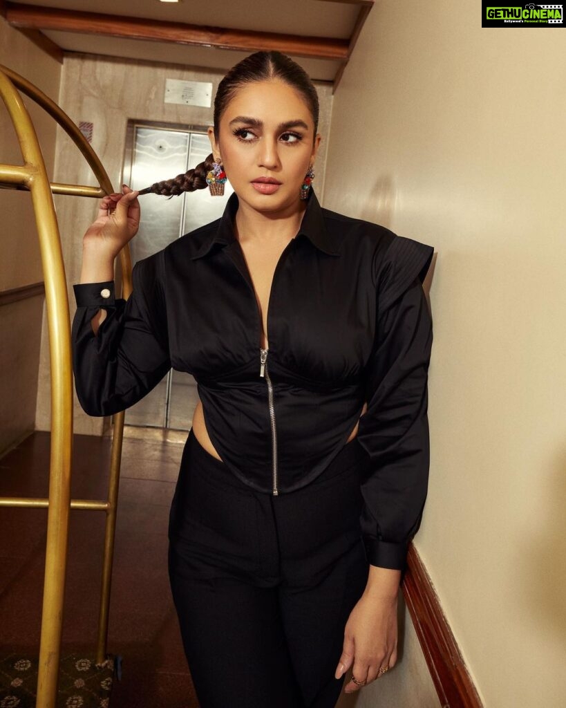 Huma Qureshi Instagram - Clean & Classy #Tarla ji is a snack Part 3 🧁 Guess the food element today in my look … #promotions July 7th film out on @zee5global Styled by : @sanamratansi Assisted by : @nirikshapoojary_ @ankitha_chauhan @sr_styleco Top : @hiroshop.in Trouser : @zara Jewellery : @azotiique @houseofshikha Footwear : @crimzonworld Photographer : @mayur_butwani Hair : @rakshandairanimakeupandhair Make up : @ajayvrao721 Nails : @itssoezi
