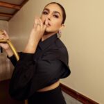 Huma Qureshi Instagram - Clean & Classy #Tarla ji is a snack Part 3 🧁 Guess the food element today in my look … #promotions July 7th film out on @zee5global Styled by : @sanamratansi Assisted by : @nirikshapoojary_ @ankitha_chauhan @sr_styleco Top : @hiroshop.in Trouser : @zara Jewellery : @azotiique @houseofshikha Footwear : @crimzonworld Photographer : @mayur_butwani Hair : @rakshandairanimakeupandhair Make up : @ajayvrao721 Nails : @itssoezi