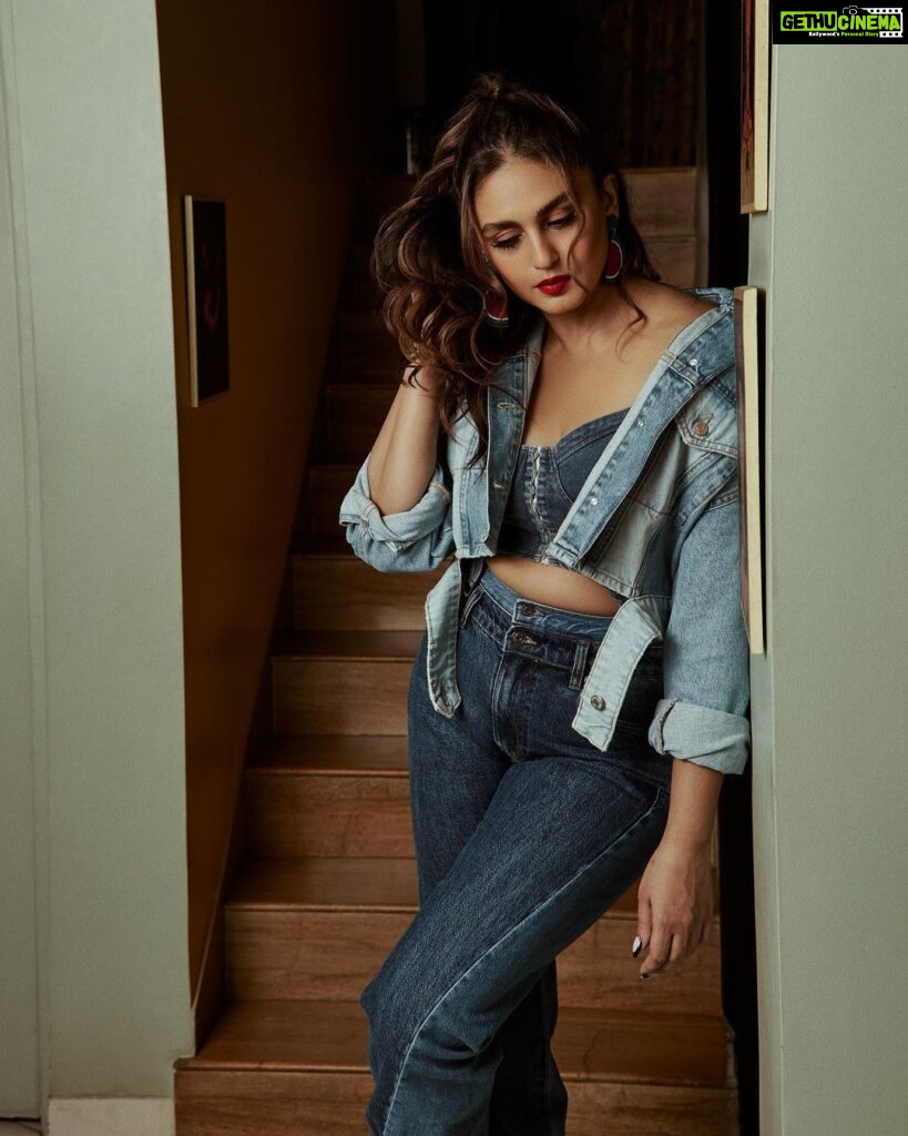 Huma Qureshi Instagram - ‘Tarla ji looking like a snack’ series returns … btw can you guys spot the food element in my outfit today??🍉 #love #gratitude for all the love for the trailer 🙏🏻🥰❤️🍜 Styled by : @sanamratansi Assisted by : @nirikshapoojary_ @sr_styleco Corset - Cider on @nykaafashion Jacket and Pants : @ Footwear : @nakedwolfe Photographer : @mayur_butwani Hair : @rakshandairanimakeupandhair Make up : @ajayvrao721