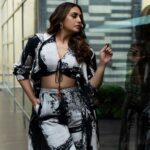 Huma Qureshi Instagram - Tarla ji posing and strutting in excitement.. Trailer launch kal … 7:30 pm Styled by : @sanamratansi Assisted by : @nirikshapoojary_ @sr_styleco Outfit : @nikitamhaisalkar Earrings : @houseofshikha Footwear : @thecaistore Photographer : @praneethred @_ramkeshav_