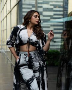 Huma Qureshi Instagram - Tarla ji posing and strutting in excitement.. Trailer launch kal … 7:30 pm 

Styled by : @sanamratansi 
Assisted by : @nirikshapoojary_ @sr_styleco
Outfit : @nikitamhaisalkar 
Earrings : @houseofshikha
Footwear : @thecaistore
Photographer : @praneethred @_ramkeshav_