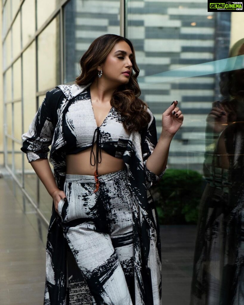 Huma Qureshi Instagram - Tarla ji posing and strutting in excitement.. Trailer launch kal … 7:30 pm Styled by : @sanamratansi Assisted by : @nirikshapoojary_ @sr_styleco Outfit : @nikitamhaisalkar Earrings : @houseofshikha Footwear : @thecaistore Photographer : @praneethred @_ramkeshav_