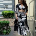 Huma Qureshi Instagram - Tarla ji posing and strutting in excitement.. Trailer launch kal … 7:30 pm Styled by : @sanamratansi Assisted by : @nirikshapoojary_ @sr_styleco Outfit : @nikitamhaisalkar Earrings : @houseofshikha Footwear : @thecaistore Photographer : @praneethred @_ramkeshav_
