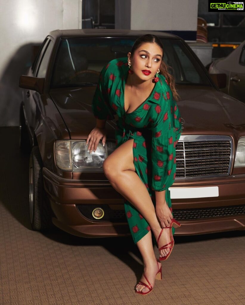 Huma Qureshi Instagram - Kick starting #Tarla promotions looking like a snack meself 🫒 #promotions #shoot Trailer out soon !! Styled by : @sanamratansi Assisted by : @nirikshapoojary_ @ankitha_chauhan @sr_styleco Outfit : @nautanky Earrings : @minerali_store Footwear : @junipero_official Photographer : @mayur_butwani Makeup @ajayvrao721 Hair @rakshandairanimakeupandhair