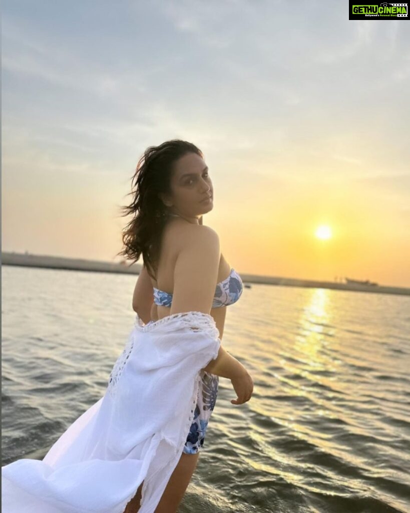 Huma Qureshi Instagram - आ धूप मलूँ मैं तेरे हाथों में आ सजदा करूं मैं तेरे हाथों में … #stillness #sunsets #sunrises 📸 @vivek.daschaudhary