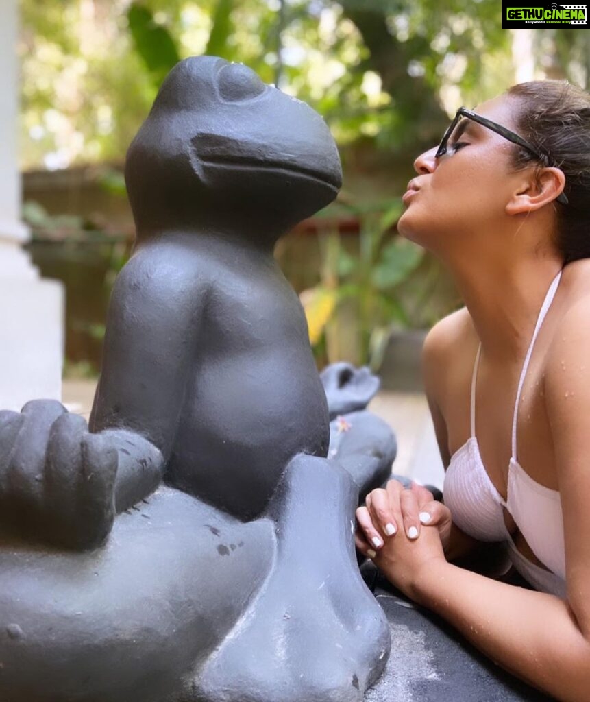 Huma Qureshi Instagram - Hanging with my new best friends… they are really nice .. plus I get to kiss some frogs 🐸 #peace #chill #goa @baaleresortgoa #Baaleresortgoa #LuxuryVillas #LuxuryatBaale @alphabetmedia