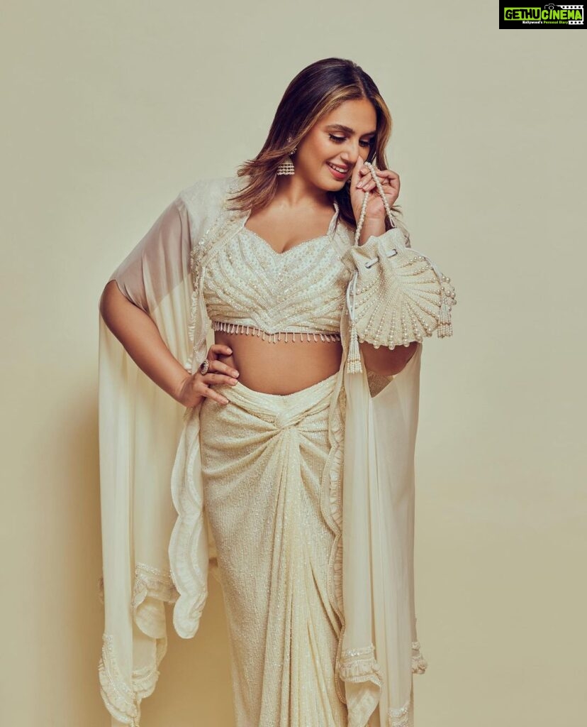 Huma Qureshi Instagram - Pure Pyaar 🤍 Outfit - @kamaalicouture Jewellery- @mayasanghavijewels Bag - @eena.official Makeup - @ajayvrao721 Hair @_hair.me.out._ Styled by - @who_wore_what_when Photography - @chandrahas_prabhu
