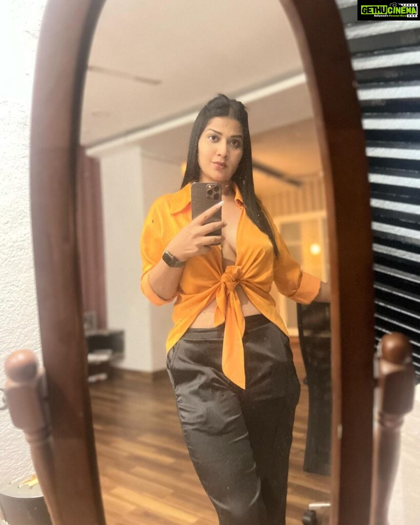 Inaya Sultana Instagram - Mirror selfie 🤳🏼
