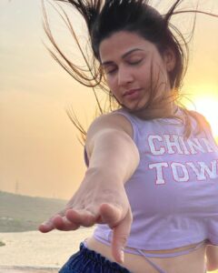 Inaya Sultana Instagram - On 🌍 earth there is no heaven .. but  There are pieces of it .  Im one of it 🤞🏻