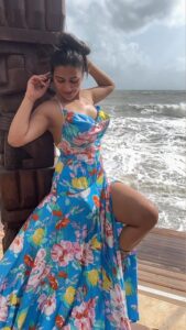 Inaya Sultana Instagram - Baby im yours “ beach 🏝️ “ Vc credits by @keerthivijender02 #beachvibes #beachvacation #goadiaries #mayanbeachclub #goanlife #prettylittlething #ｓｉｎｇｌｅ