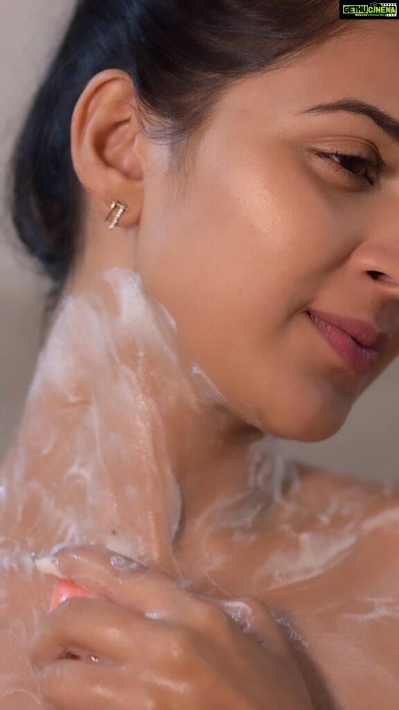 Inaya Sultana Instagram - సంతూర్ సోప్ తో మీరు మెరుస్తున్న మరియు ప్రకాశవంతమైన చర్మాన్ని పొందండి - టైమ్ టేస్టడ్ చేసిన పసుపు మరియూ చందనం తో సమృద్ధమైనది. The added Moisturizing ingredients keeps your skin soft and smooth with amazing fragrance! - Try it now and feel the difference. https://www.amazon.in/stores/page/E570659A-EE83-444A-8C00-F215D2B8E6A9?channel=APTEL_JFM #santoor #allnewsantoor #SantoorStayYoung #haldiandchandan @santoorstayyoung