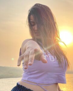 Inaya Sultana Instagram - On 🌍 earth there is no heaven .. but  There are pieces of it .  Im one of it 🤞🏻