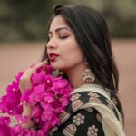 Inaya Sultana Instagram - I look Sassy but still classy 🤞🏻 Are you agree then comment 👍 or 👎 . . . . #saree #traditional #look #indiansaree #indiangirls #sareesilk #sareelove