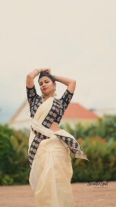 Inaya Sultana Instagram - Modern thinking, traditional look. What a perfect match! . . . . . Loc @ftvcafe.hyderabad #traditional #fashion #art #saree #wedding #love #ethnicwear #india #indianwear #indianwedding #instagram #onlineshopping #style #photography #tattoo #sareelove #instagood #traditionalart #ethnic