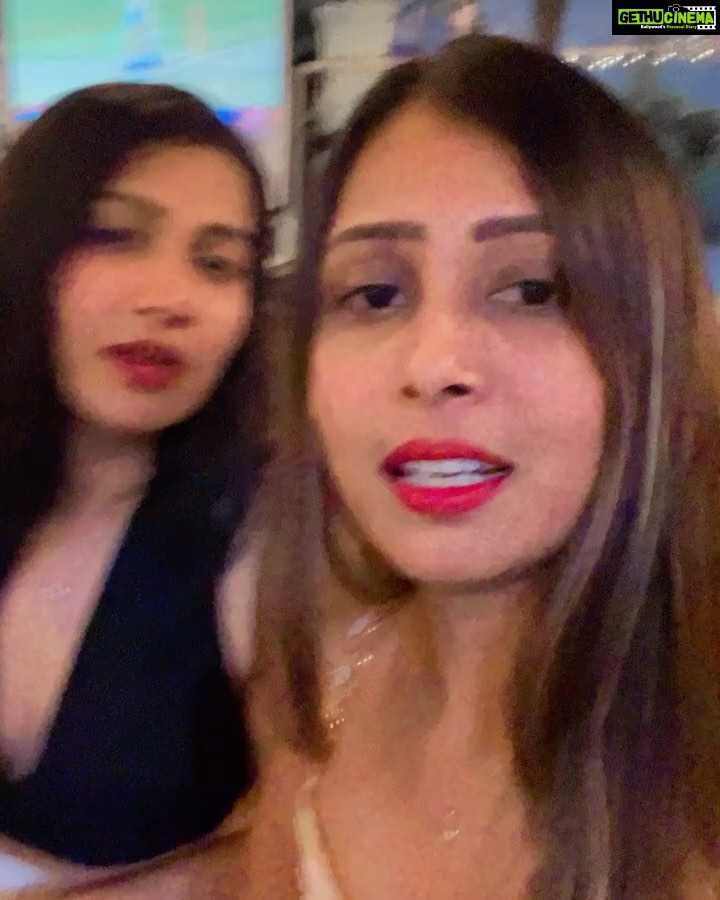 Inaya Sultana Instagram - My evil twin . @keerthivijender02 #bestfriends #friendshipgoals #girlbestie #girlstrip #goa #fountainhas #friendsforever #girlstrip