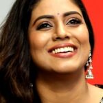 Iniya Instagram - நிறைய Bold ஆன words-ah use பண்ற மாதிரி இருந்துச்சு! -இனியா Watch full video : https://bit.ly/3zyv4Pb SunMusic #HitSongs #Kollywood #Tamil #Songs #Music #NonStopHits #SunMusicShots #Aadhar #ArunPandiyan #Iniya @vjrakesh_offl