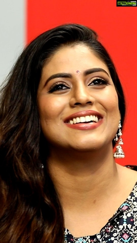 Iniya Instagram - நிறைய Bold ஆன words-ah use பண்ற மாதிரி இருந்துச்சு! -இனியா Watch full video : https://bit.ly/3zyv4Pb SunMusic #HitSongs #Kollywood #Tamil #Songs #Music #NonStopHits #SunMusicShots #Aadhar #ArunPandiyan #Iniya @vjrakesh_offl