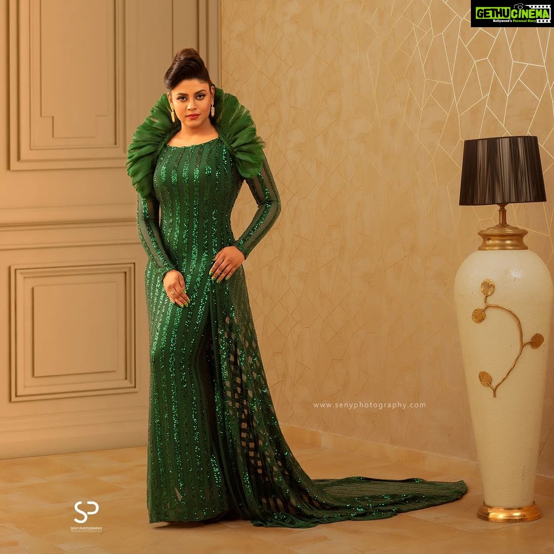 Iniya Instagram - @anora_artstudio Artist : @iam_ineya Makeup: @bridal_makeupartist_sekar Hairstylist: @hairstylistkumar Photography: @seny_p_arukattu Assisted by:@vidhul_biju Creative designer: @swatitharah Location: @anora_artstudio Chennai, India