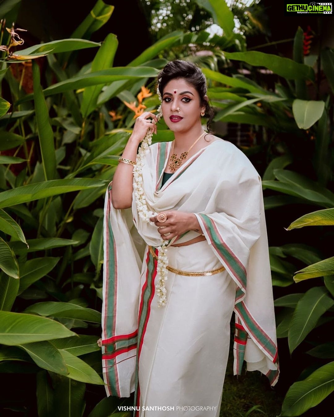 Iniya Instagram - 🌸HAPPY ONAM 🌸 Inframe :@iam_ineya Photographer : @_viishnu_santhosh Mua : @sudha_sudhakar_makeover Stylist : @amal_gop Jewels: @parakkat_jewels Photography Team : @_akhil_b_raj Assistant Mua : @mantra_aravind Retouch : @bijth_mohan Location : @gokulamgrandkumarakom