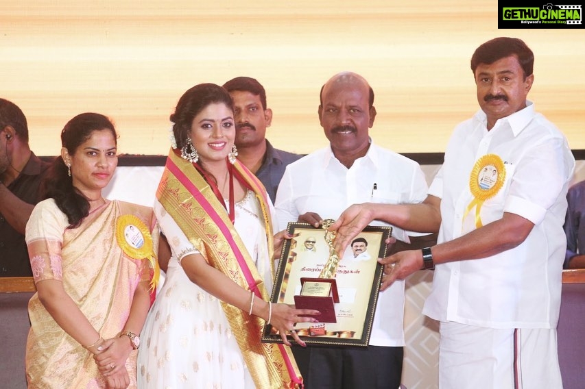 Iniya Instagram - HAPPY TO SHARE WITH U ALL THIS YEAR ONAM FESTIVAL IS SO SPECIAL FOR ME. RECEIVED TAMIL NADU STATE GOVERNMENT AWARD AS BEST ACTRESS FOR MOVIE 🎥 VAAGAI SOODAVAA(2011). THANKS TO MY MOM , MY DIRECTOR SARGUNAM SIR , CINEMATOGRAPHER OMPRAKASH SIR, PRODUCER MURUGANANTHAM SIR , MY CO ACTOR VIMAL, WHOLE CAST & CREW MEMBERS OF VSV.😊 CELEBRATING THIS HAPPINESS ON THIS AUSPICIOUS DAY😊 HAPPY ONAM TO ALL 🌸