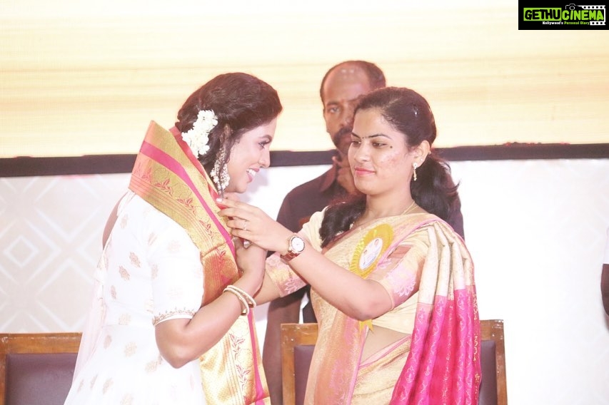 Iniya Instagram - HAPPY TO SHARE WITH U ALL THIS YEAR ONAM FESTIVAL IS SO SPECIAL FOR ME. RECEIVED TAMIL NADU STATE GOVERNMENT AWARD AS BEST ACTRESS FOR MOVIE π₯ VAAGAI SOODAVAA(2011). THANKS TO MY MOM , MY DIRECTOR SARGUNAM SIR , CINEMATOGRAPHER OMPRAKASH SIR, PRODUCER MURUGANANTHAM SIR , MY CO ACTOR VIMAL, WHOLE CAST & CREW MEMBERS OF VSV.π CELEBRATING THIS HAPPINESS ON THIS AUSPICIOUS DAYπ HAPPY ONAM TO ALL πΈ