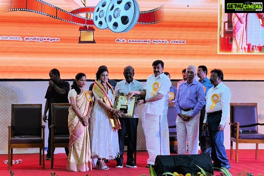 Iniya Instagram - HAPPY TO SHARE WITH U ALL THIS YEAR ONAM FESTIVAL IS SO SPECIAL FOR ME. RECEIVED TAMIL NADU STATE GOVERNMENT AWARD AS BEST ACTRESS FOR MOVIE π₯ VAAGAI SOODAVAA(2011). THANKS TO MY MOM , MY DIRECTOR SARGUNAM SIR , CINEMATOGRAPHER OMPRAKASH SIR, PRODUCER MURUGANANTHAM SIR , MY CO ACTOR VIMAL, WHOLE CAST & CREW MEMBERS OF VSV.π CELEBRATING THIS HAPPINESS ON THIS AUSPICIOUS DAYπ HAPPY ONAM TO ALL πΈ