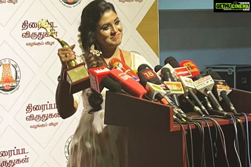 Iniya Instagram - HAPPY TO SHARE WITH U ALL THIS YEAR ONAM FESTIVAL IS SO SPECIAL FOR ME. RECEIVED TAMIL NADU STATE GOVERNMENT AWARD AS BEST ACTRESS FOR MOVIE 🎥 VAAGAI SOODAVAA(2011). THANKS TO MY MOM , MY DIRECTOR SARGUNAM SIR , CINEMATOGRAPHER OMPRAKASH SIR, PRODUCER MURUGANANTHAM SIR , MY CO ACTOR VIMAL, WHOLE CAST & CREW MEMBERS OF VSV.😊 CELEBRATING THIS HAPPINESS ON THIS AUSPICIOUS DAY😊 HAPPY ONAM TO ALL 🌸