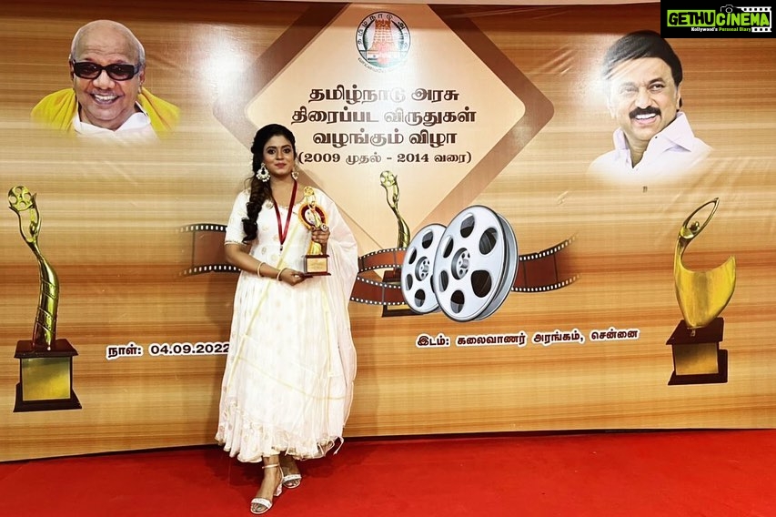 Iniya Instagram - HAPPY TO SHARE WITH U ALL THIS YEAR ONAM FESTIVAL IS SO SPECIAL FOR ME. RECEIVED TAMIL NADU STATE GOVERNMENT AWARD AS BEST ACTRESS FOR MOVIE 🎥 VAAGAI SOODAVAA(2011). THANKS TO MY MOM , MY DIRECTOR SARGUNAM SIR , CINEMATOGRAPHER OMPRAKASH SIR, PRODUCER MURUGANANTHAM SIR , MY CO ACTOR VIMAL, WHOLE CAST & CREW MEMBERS OF VSV.😊 CELEBRATING THIS HAPPINESS ON THIS AUSPICIOUS DAY😊 HAPPY ONAM TO ALL 🌸