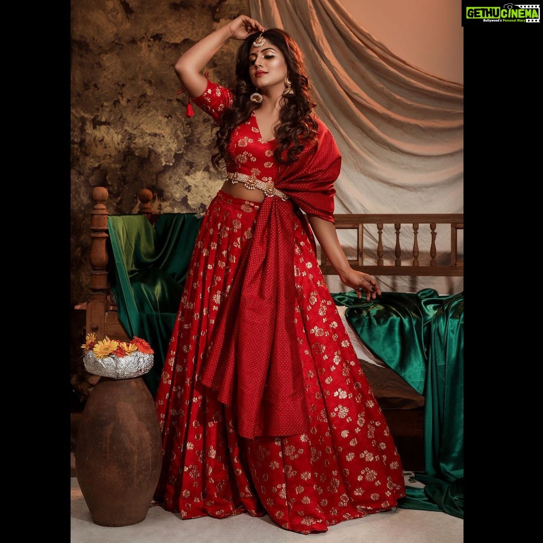 Iniya Instagram - Inframe : @iam_ineya Photography : @alex_judeson Jewellery : @chennai_jazz Makeup : @bhavanasmakeoverofficial Costume : @anjileena_ @thehouseofanjii #chennai #indoorphotography #fashionphotography #productphotography #jewelry #fashionfolio #ethinicwear #ethinic #beuty #judsonphotography