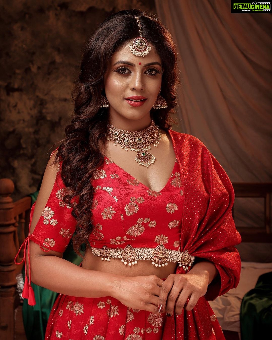 Iniya Instagram - Inframe : @iam_ineya Photography : @alex_judeson Jewellery : @chennai_jazz Makeup : @bhavanasmakeoverofficial Costume : @anjileena_ @thehouseofanjii #chennai #indoorphotography #fashionphotography #productphotography #jewelry #fashionfolio #ethinicwear #ethinic #beuty #judsonphotography