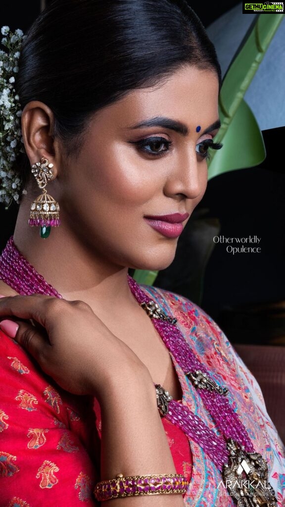 Iniya Instagram - Glimmering. Gleaming and Glowing. Decked in our Akshaya Tritiya collection, feel yourself become the star in any room you enter. Buy a bauble today from Arakkal Gold and Diamonds. Link in bio. In Frame: @iam_ineya Outfit Courtesy: @shopinaayat Hair and Makeup Courtesy: @glamazle Agency: @cogniitomedia . . . #Ineya #Diamond #ShineBrightLikeaDiamond #Jewellery #Dubai #Uae #Gold #DiamondJewellery #DubaiJewellery #Dubaigold #BirthdayGift #AnniversaryGift #JewelleryDesign #JewelleryCollection #Necklace #Rings #Bracelets #Bangles #Earrings #Arakkal #Arakkalgold #Arakkalgoldanddiamonds #AkshayaTritiya Dubai, United Arab Emirates