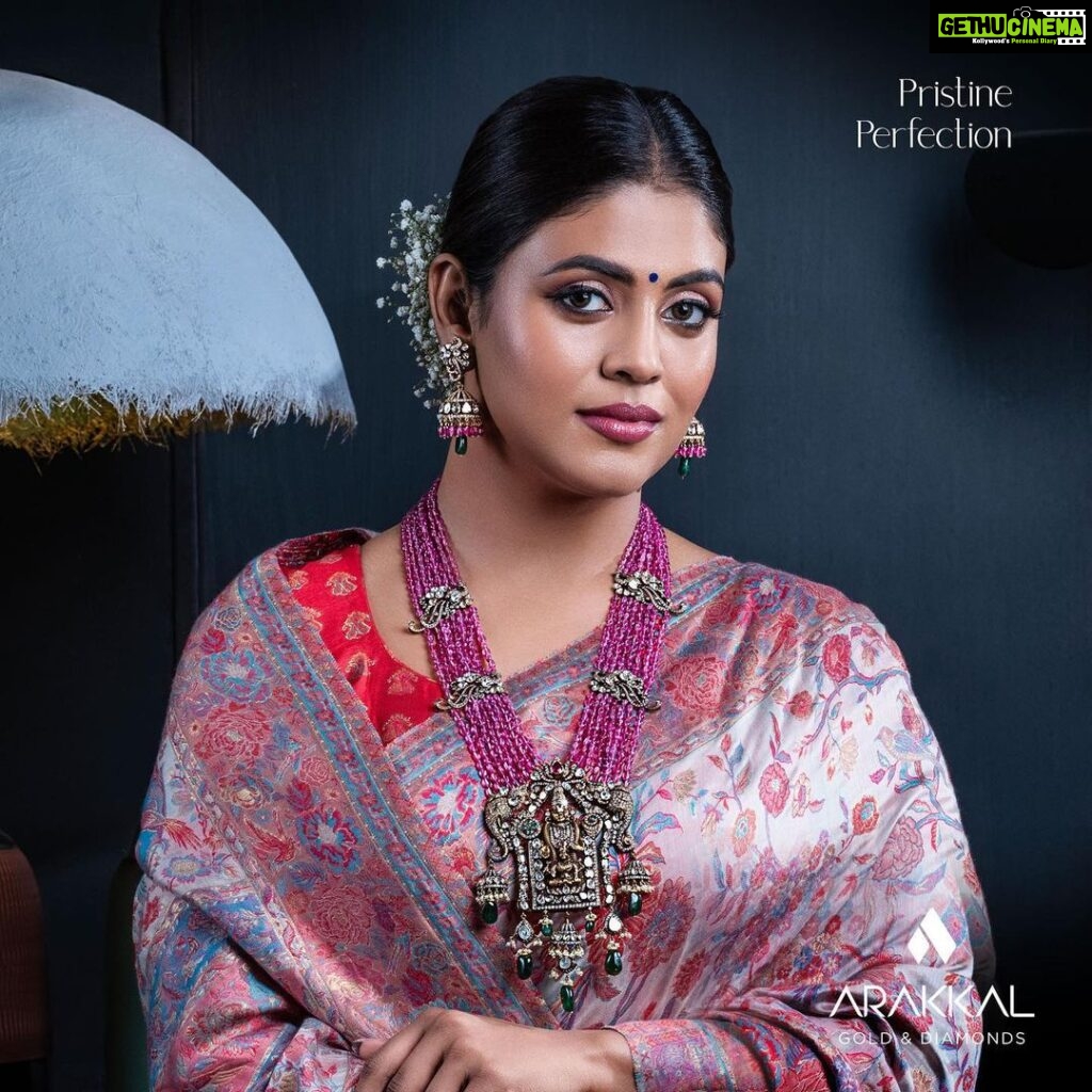 Iniya Instagram - A beauty so royal, it exudes perfection. The Akshaya Tritiya collection at Arakkal Gold and Diamonds acknowledges your exquisite taste and imparts unparalleled beauty to your lives. Shop from the link in the bio. In Frame: @iam_ineya Outfit Courtesy: @shopinaayat Hair and Makeup Courtesy: @glamazle Agency: @cogniitomedia . . . #Ineya #Diamond #ShineBrightLikeaDiamond #Jewellery #Dubai #Uae #Gold #DiamondJewellery #DubaiJewellery #Dubaigold #BirthdayGift #AnniversaryGift #JewelleryDesign #JewelleryCollection #Necklace #Rings #Bracelets #Bangles #Earrings #Arakkal #Arakkalgold #Arakkalgoldanddiamonds Dubai, United Arab Emirates