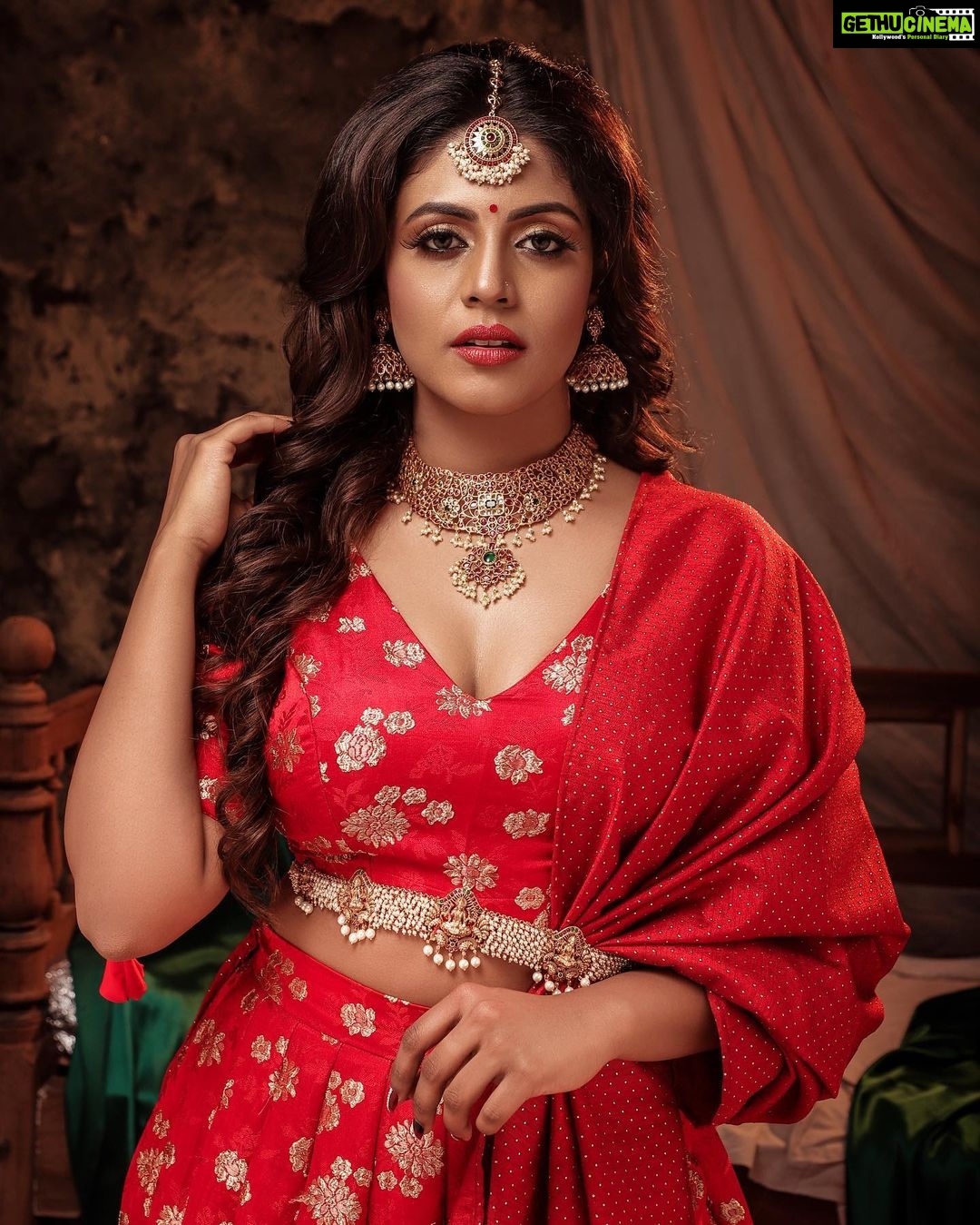 Iniya Instagram - Inframe : @iam_ineya Photography : @alex_judeson Jewellery : @chennai_jazz Makeup : @bhavanasmakeoverofficial Costume : @anjileena_ @thehouseofanjii #chennai #indoorphotography #fashionphotography #productphotography #jewelry #fashionfolio #ethinicwear #ethinic #beuty #judsonphotography