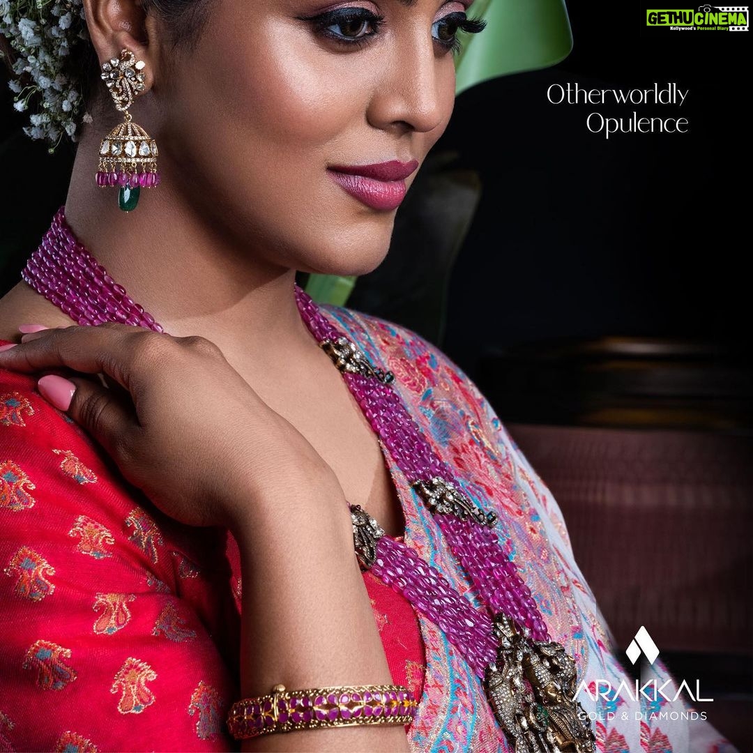 Iniya Instagram - A beauty so royal, it exudes perfection. The Akshaya Tritiya collection at Arakkal Gold and Diamonds acknowledges your exquisite taste and imparts unparalleled beauty to your lives. Shop from the link in the bio. In Frame: @iam_ineya Outfit Courtesy: @shopinaayat Hair and Makeup Courtesy: @glamazle Agency: @cogniitomedia . . . #Ineya #Diamond #ShineBrightLikeaDiamond #Jewellery #Dubai #Uae #Gold #DiamondJewellery #DubaiJewellery #Dubaigold #BirthdayGift #AnniversaryGift #JewelleryDesign #JewelleryCollection #Necklace #Rings #Bracelets #Bangles #Earrings #Arakkal #Arakkalgold #Arakkalgoldanddiamonds Dubai, United Arab Emirates