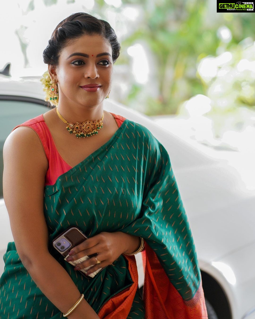 Actress Iniya HD Photos and Wallpapers April 2023 - Gethu Cinema