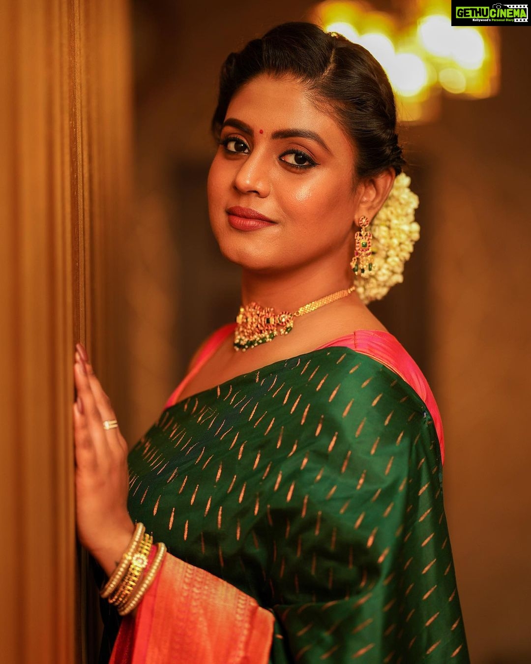 Actress Iniya HD Photos and Wallpapers April 2023 - Gethu Cinema