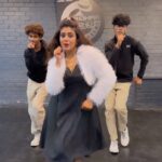 Iniya Instagram - Paadatha pattellam 🔥❤️ @iam_ineya @anu_.offl @vishnupankaj15 . #padadhapattelam #lawrence #dance #oldsongs #newsong #instagram #ibstareels #reelinstagram #instagood #instafashion #dance