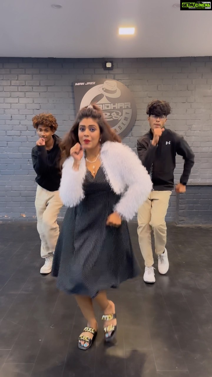 Iniya Instagram - Paadatha pattellam 🔥❤️ @iam_ineya @anu_.offl @vishnupankaj15 . #padadhapattelam #lawrence #dance #oldsongs #newsong #instagram #ibstareels #reelinstagram #instagood #instafashion #dance