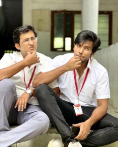 Irfan Instagram - In between deep conversation with @irfan999__ 
📷 @raja_vetri_prabhu_
#goodvibes #candid
#kichajerry #ifran #aashikgopinathbryan  #kanakaanumkalangal #jerry #kicha