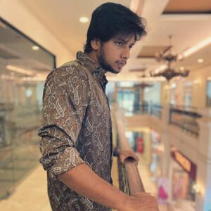 Irfan Instagram - Mindfulness means being awake. It means knowing what you are doing.” -

Styling @zufar._muhammad