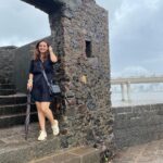Isha Chawla Instagram - That’s me being touristy in the city I live . 🖤 Thanks to my sister who’s visiting and just like that ,to show her around I may have discovered a few new spots in the city that has been home for so long . Which just made me think , how we take our surroundings for granted and forget to embrace the beauty around us . #mumbai #mumbaimerijaan #embrace #gratitude . . Bandra Fort