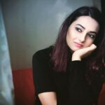 Isha Chawla Instagram - Khwaab koi naye dikha raha hai, ya uljhane meri badha raha hai.. Dhun suni hui ye lagti hai mujhe, par afsana naya sa kyun bata raha hai.. Qirdaaron aur baariqiyon ko badal diya hai, lekin kahani wahi suna raha.. Sab jaante boojhte hue bhi dil, jaane khudko kya samjha raha hai.. Khwaab koi naye dikha raha hai , ya uljhane meri badha raha hai . 🖤 . #eshachawla #shayari #khwaab