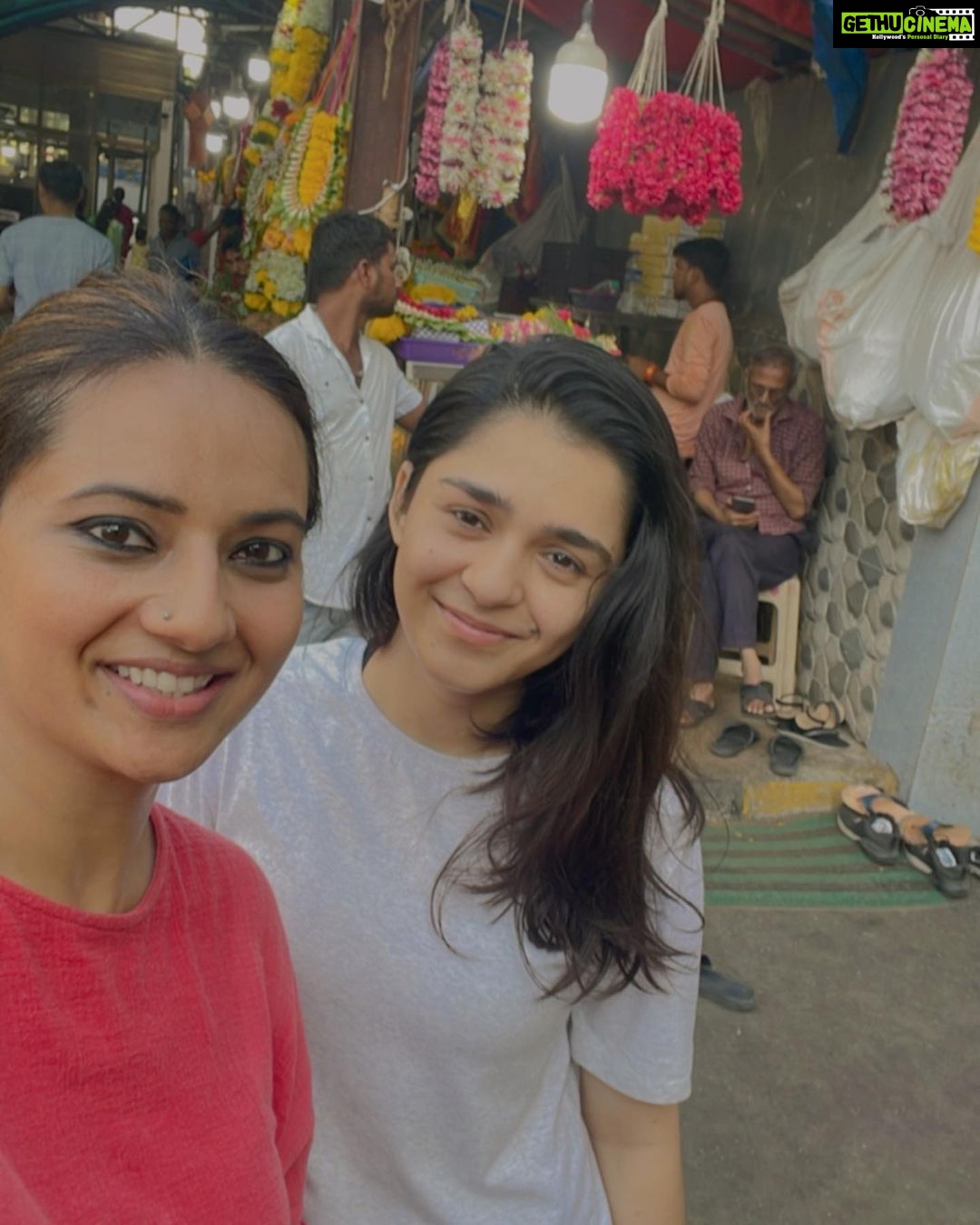 Isha Chawla Instagram - Sharing some pictures and thoughts from our walk to Siddhivinayak temple this morning . We left at 4:45 in the morning and reached at 8:08 am . We went without any breaks covering a distance of slightly over 15kms . This is not really the best weather to be walking on the streets , but I have to say that the weather gods were kind to us . I have been doing this for many years now . Walking to Siddhivinayak at least once a year , normally it’s in the beginning of the year . But 2023 started with a lot of travel , so had to do it around this time . I really enjoy starting my year with this walk … what it brings to my life apart from making Ganpati happy (assuming so ) is a lot many things . To begin with a lil test of grit /determination , as it takes courage to wake up at 3 am and still stick by your decision , in that hour of deep sleep and trust me in this weather walking at 4 am also is pretty exhausting. This excursion also brings to notice the beautiful structures and glory this chaotic city has . The city’s interesting nuances , it’s charming transition from night to dawn from solitude to a sea of people …Every one every thing all at once. The fallen flowers , the broken streets and the footpaths which are now home to so many… reminding you to just look around and be grateful for the abundance in your life . Also upon reaching the temple the folding of hands queuing up for darshan and then asking undeer ( Ganpati ki savari) for all that your heart desires , is a reminder , That struggles should only make one humble not arrogant and no matter where you’re coming from asking for something will not make you small . Then comes my favourite part, that is the mandatory trip to my favourite cafe madras … almost feels like you’ve earned the meal . Heart and tummy both full . #ganpatibappamorya #gratitude