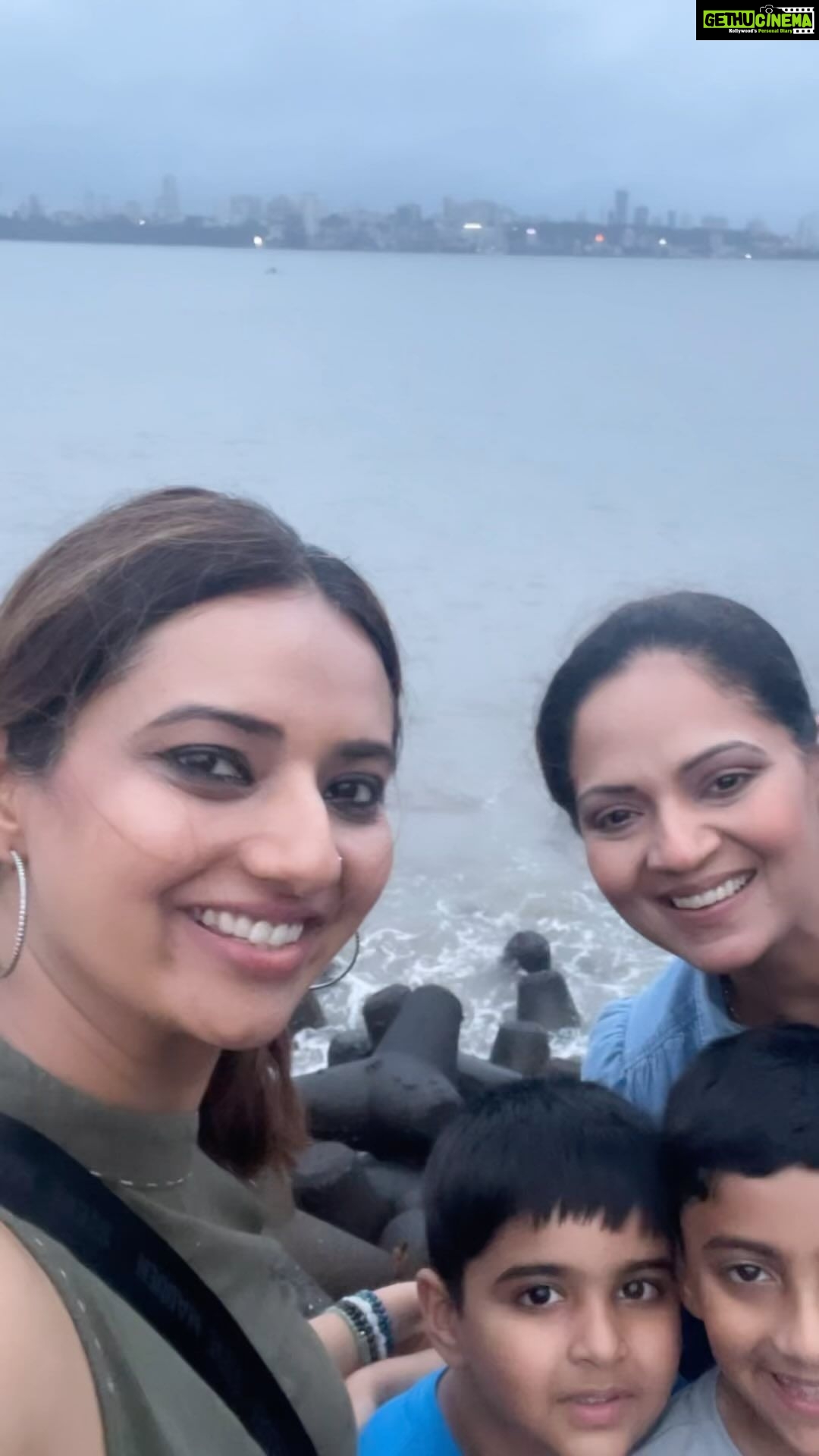 Isha Chawla Instagram - 🖤 just a lil touristy trip #family #familytime #love #gratitude #mumbai