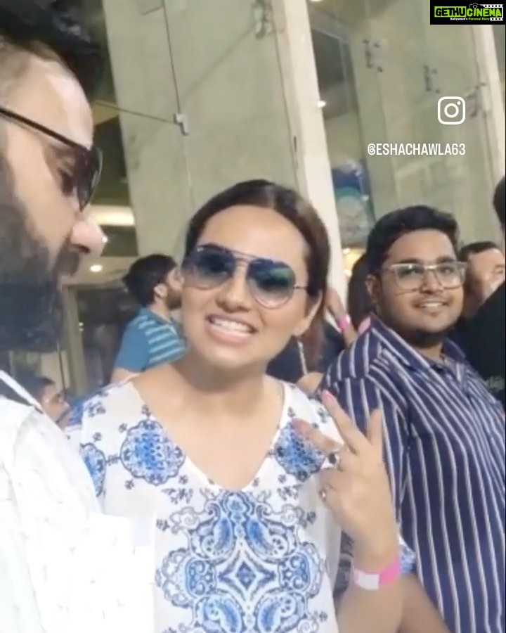 Isha Chawla Instagram - Today and forever . It may be your last season/ match ( I really hope not) and how I wish I could watch you play live . How I wish I was there to shout out …. DHONI DHONI …. Chennai ki whistle podu …. How sometimes kisi cheez ko kitni bhi shiddat se chaho kaynat aapko usko milane ki koshish to dur aapki koshish mein aapko bilkul support bhi nahin karti hai . Feeling somewhat like that right now , but trust me where ever I am I will be rooting for you and screaming the loudest . Said a lil prayer , made some halwa and now all set to watch the one and only #thalaivar @mahi7781 . You are already a winner and will always be . Love from a fan for life 💛 #dhoni #dhonifan