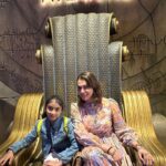 Isha Koppikar Instagram - For tomorrow - Making unforgettable memories with my little one in the mesmerizing depths of Dubai's aquarium! We also found nemo 🌊🐠 #MotherDaughterBonding #DubaiAdventures #AquariumExplorers #dubai #visitdubai #travel #motherdaughter